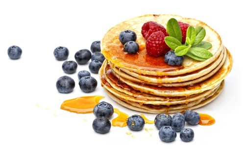 Image pancakes with berries and berries on white ceramic plate