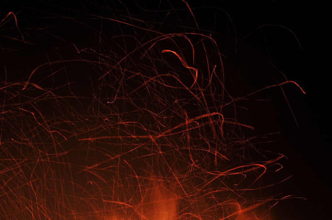 Rote Und Gelbe Lichter Auf Dunklem Hintergrund. Wallpaper in 2000x1328 Resolution