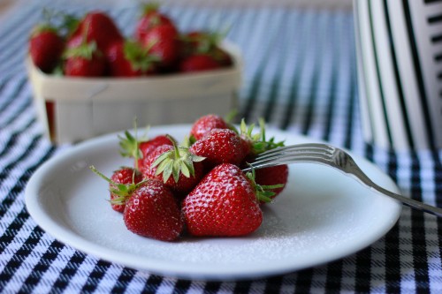 Image red strawberries on white and blue ceramic plate