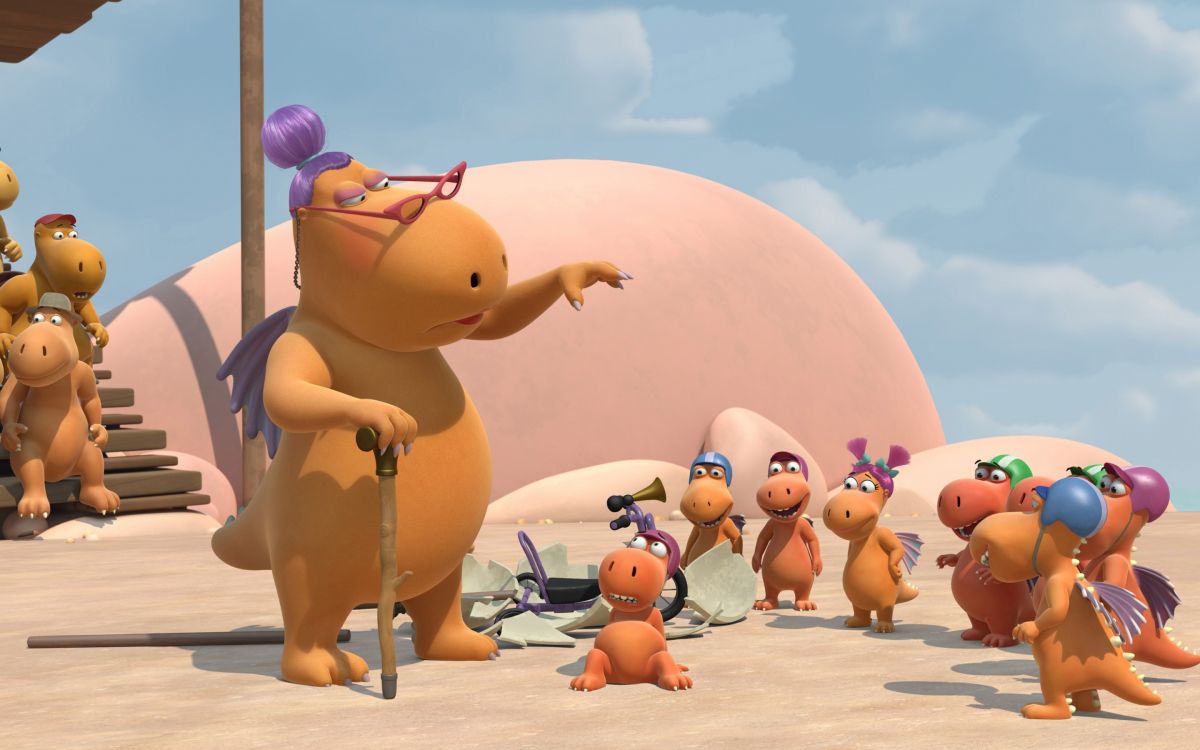 Estatua Animal Marrón y Rosa en la Playa Durante el Día. Wallpaper in 2880x1800 Resolution