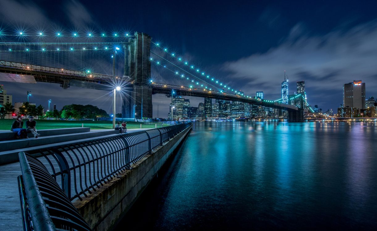 Brücke Über Wasser Während Der Nacht Night. Wallpaper in 2048x1257 Resolution