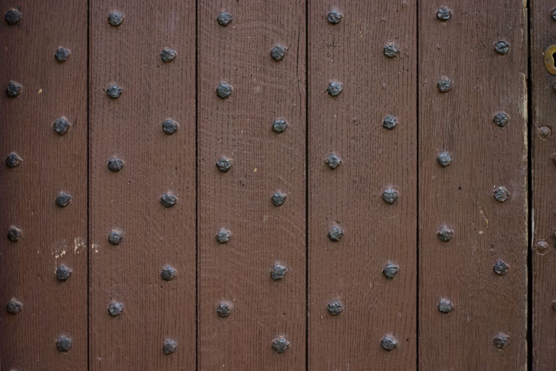 Porte en Bois Marron et Noir. Wallpaper in 2560x1707 Resolution