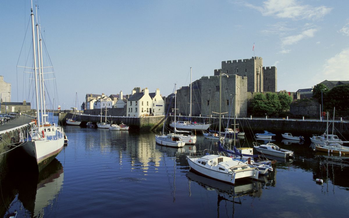 Weißes Und Schwarzes Boot Auf Einem Gewässer in Der Nähe Von Betongebäuden Tagsüber. Wallpaper in 2560x1600 Resolution