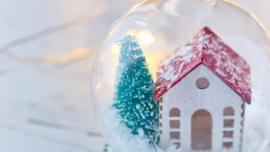 Image red and white house snow globe