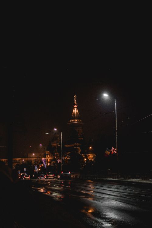 Voitures Sur Route Près du Bâtiment Pendant la Nuit. Wallpaper in 4000x6000 Resolution