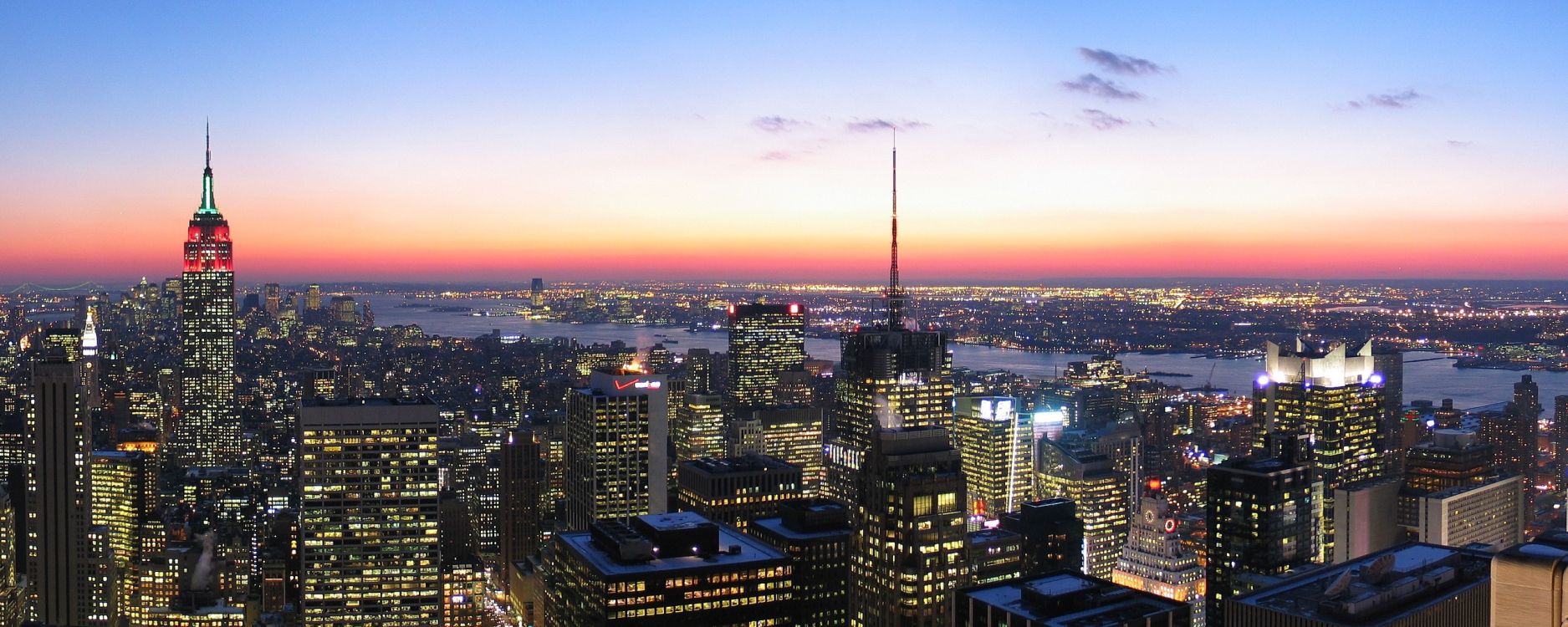 Skyline Der Stadt Bei Nacht Night. Wallpaper in 2560x1024 Resolution
