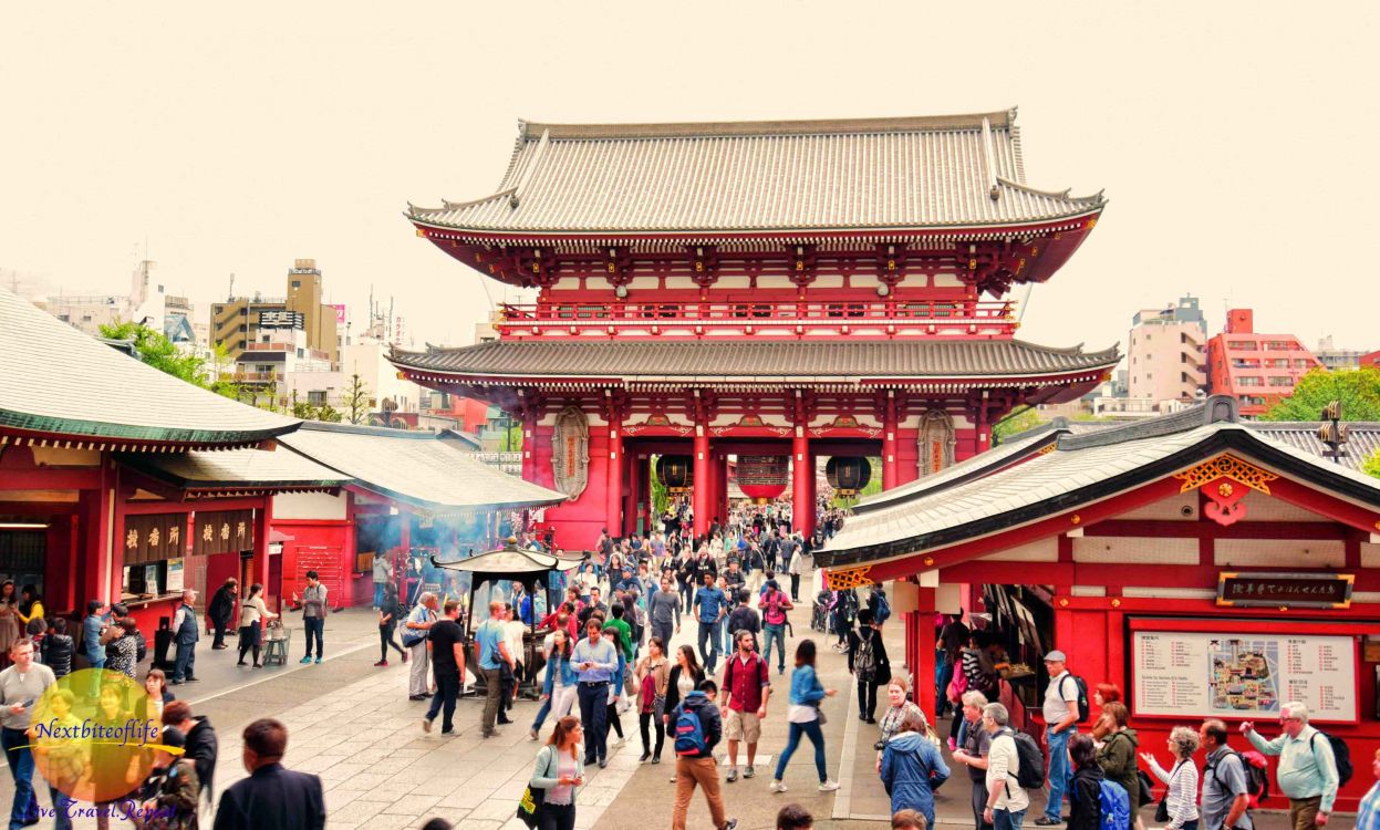 Leute, Die Tagsüber Auf Der Straße in Der Nähe Des Roten Und Weißen Tempels Gehen. Wallpaper in 3000x1804 Resolution