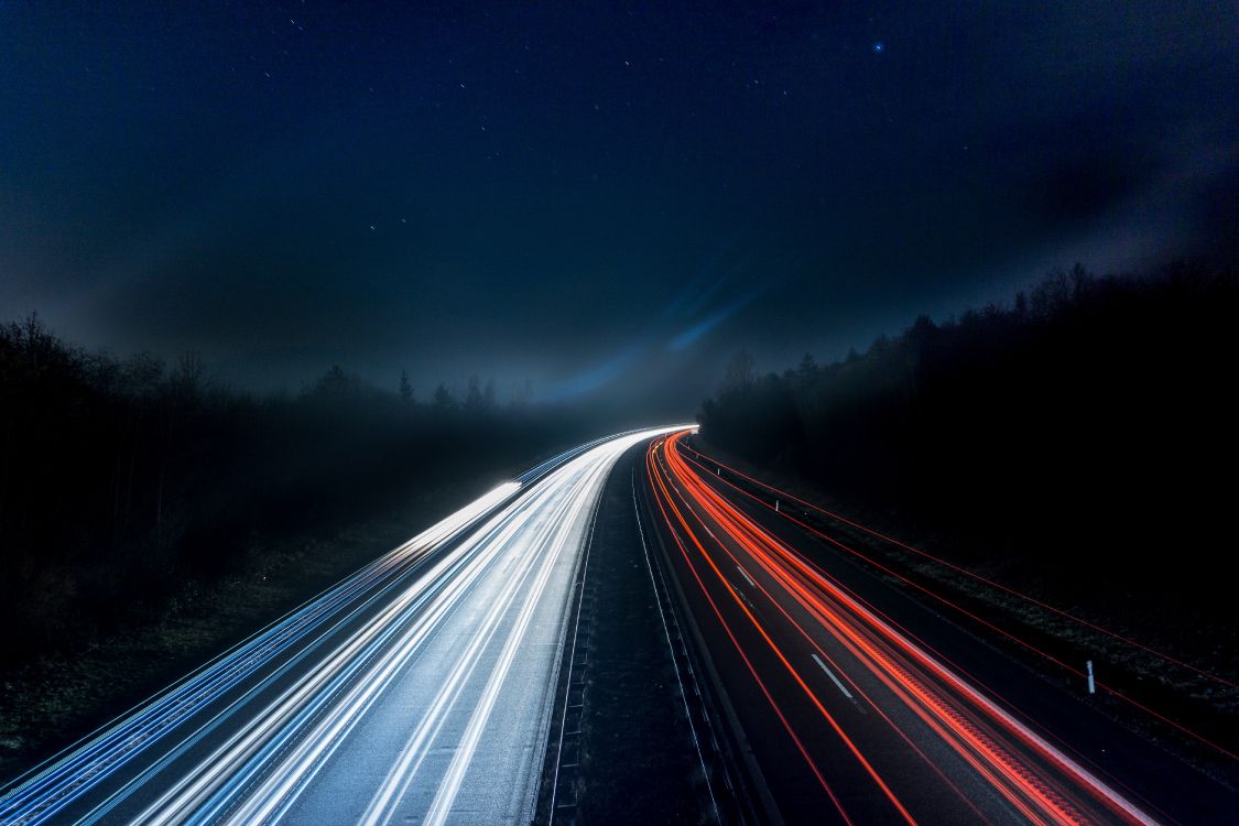 Photographie en Accéléré de Voitures Sur la Route Pendant la Nuit. Wallpaper in 6000x4000 Resolution