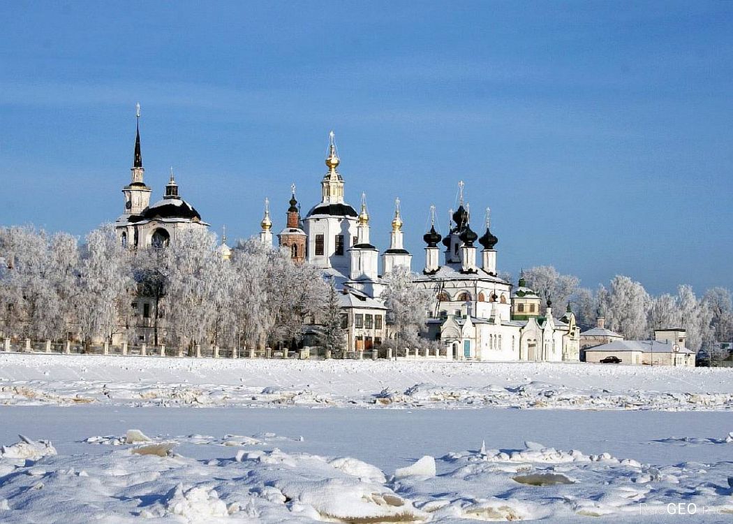 Weißes Und Braunes Betongebäude, Das Tagsüber Von Schneebedecktem Boden Umgeben Ist. Wallpaper in 2690x1920 Resolution