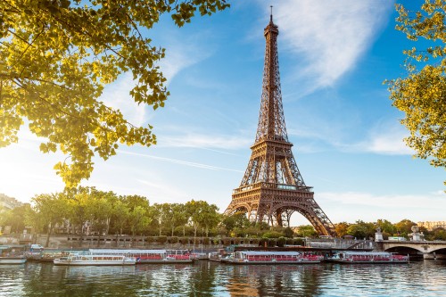 Image eiffel tower near body of water during daytime