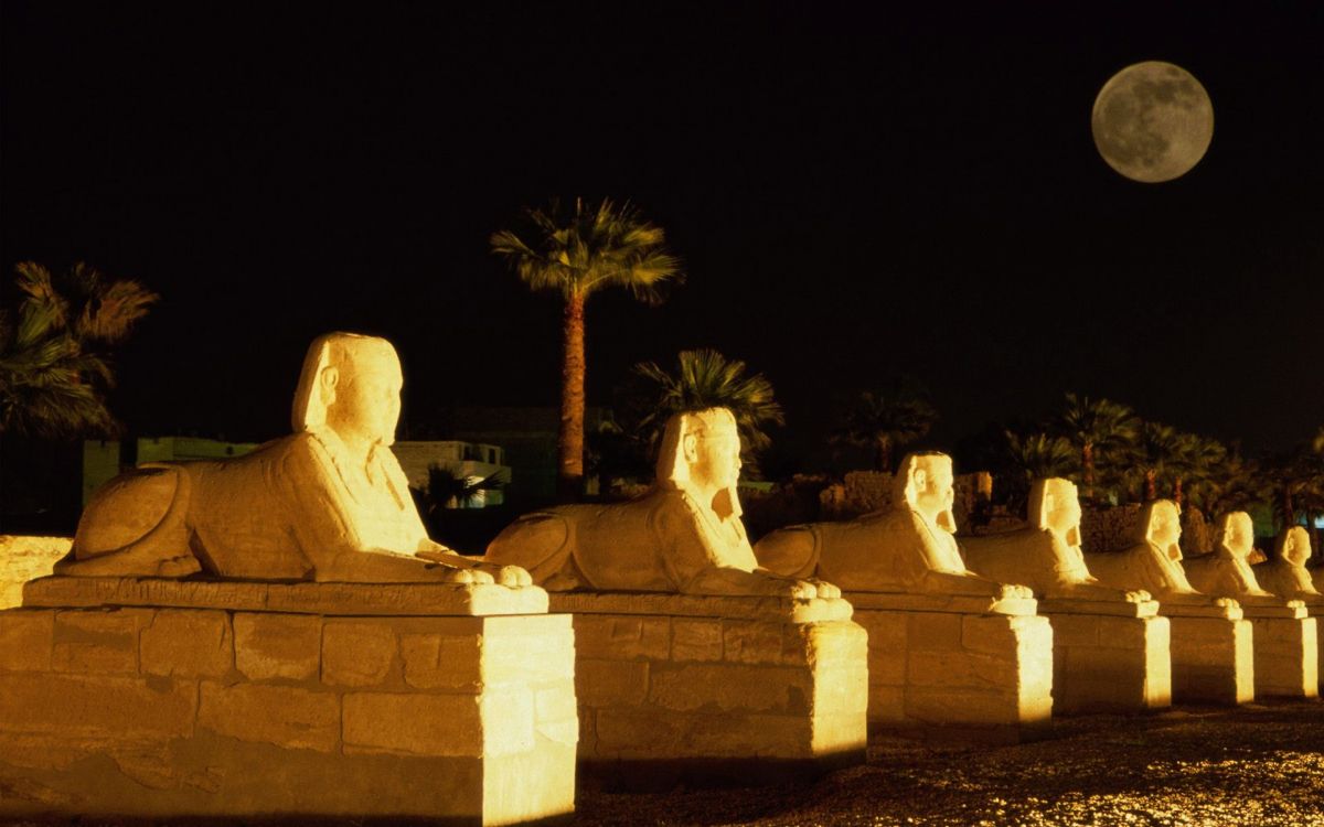 Weiße Betonstatue Während Der Nachtzeit. Wallpaper in 2880x1800 Resolution