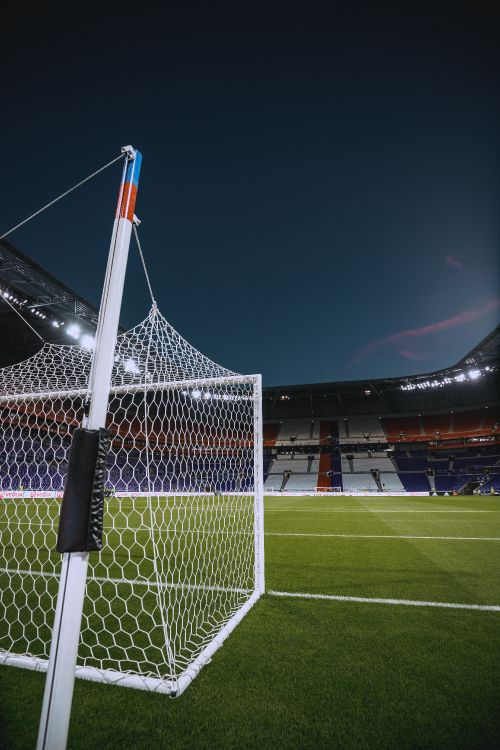 Drapeau Blanc et Rouge Sur le Terrain de Football Pendant la Nuit. Wallpaper in 4160x6240 Resolution