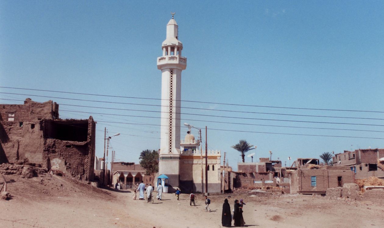Menschen, Die Tagsüber in Der Nähe Des Weißen Betonturms Unter Blauem Himmel Gehen. Wallpaper in 2880x1713 Resolution