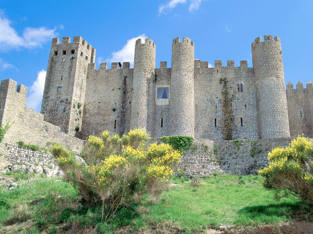 Château en Béton Brun Sous Ciel Bleu Pendant la Journée. Wallpaper in 2560x1920 Resolution
