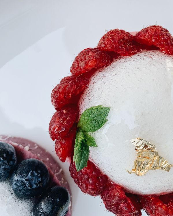 Fresas Rojas Sobre Placa de Cerámica Blanca. Wallpaper in 2699x3374 Resolution