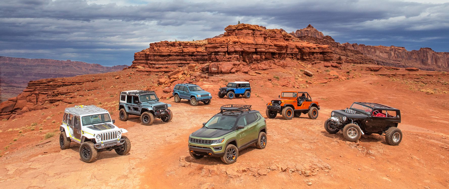 Jeep Wrangler Negro en Brown Rocky Mountain Durante el Día. Wallpaper in 2560x1080 Resolution