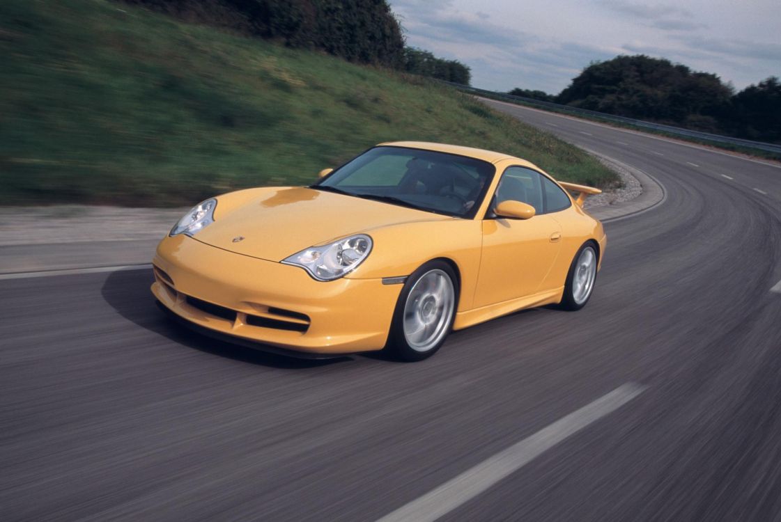 Gelber Porsche 911 Tagsüber Unterwegs. Wallpaper in 1920x1284 Resolution