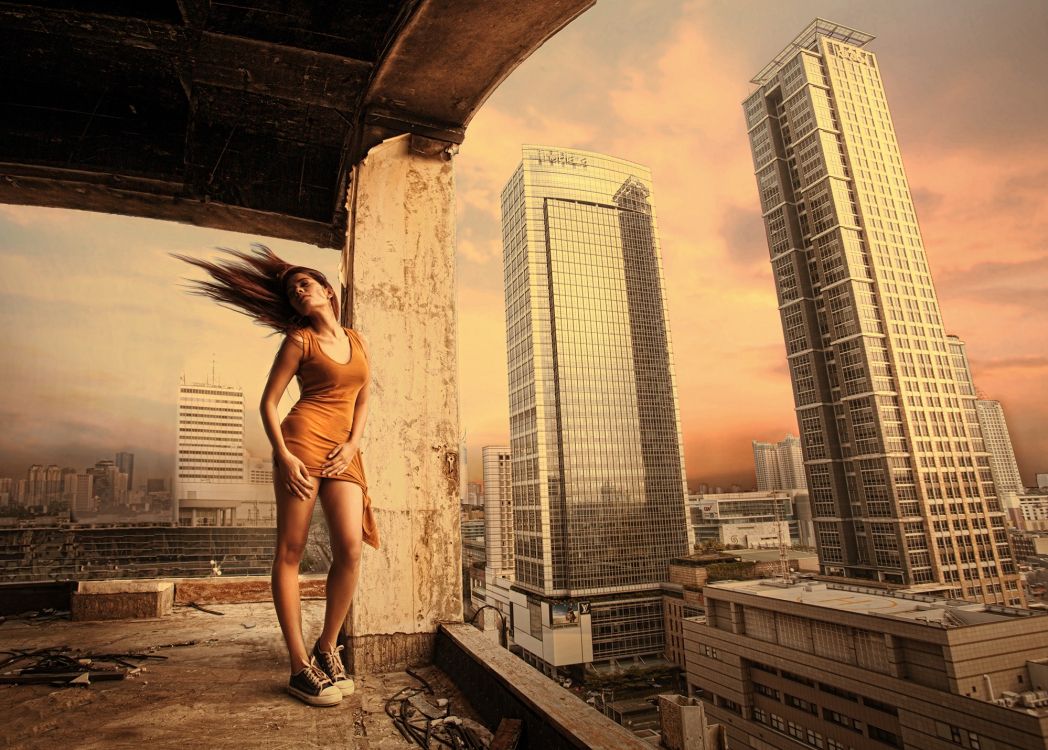 Frau im Grauen Bikini, Die Tagsüber Auf Einer Betonbrücke Steht. Wallpaper in 2000x1430 Resolution