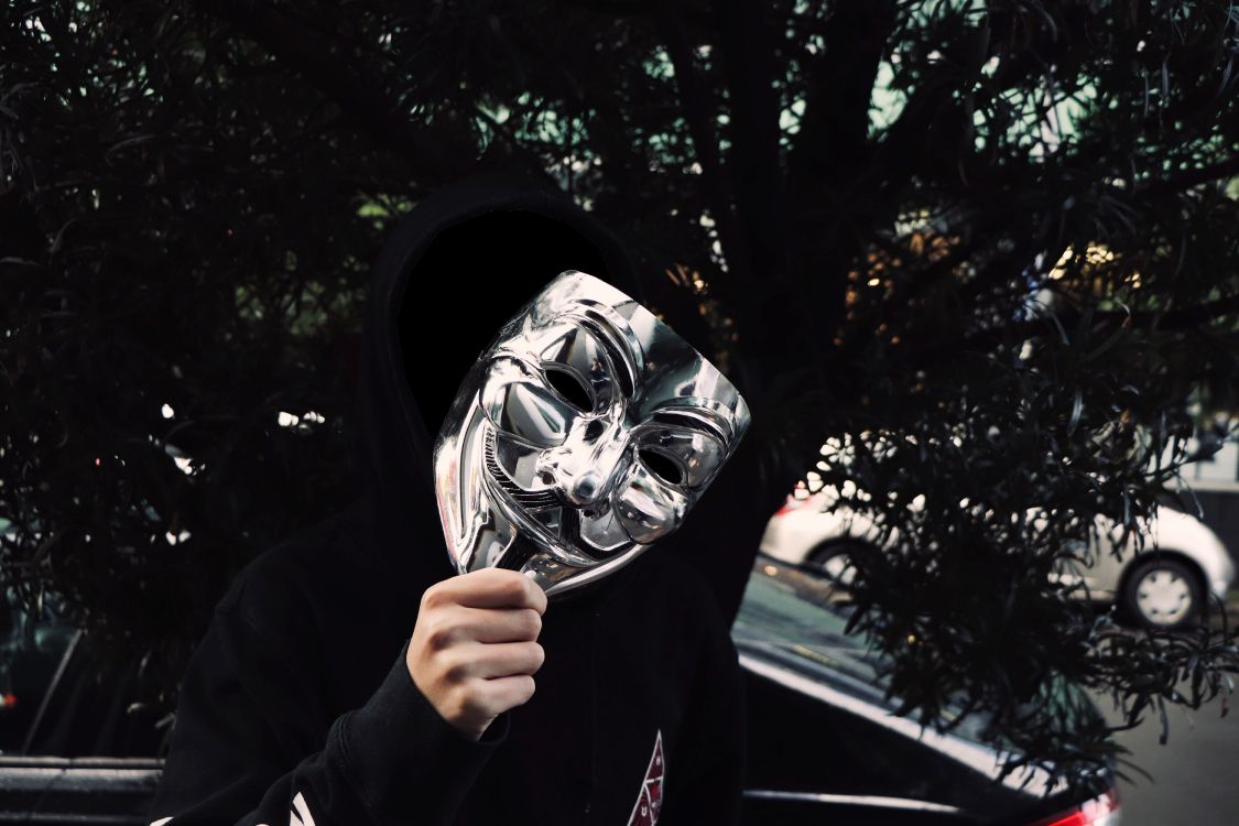 Person in Schwarzer Jacke Mit Schwarz-weißer Maske. Wallpaper in 6000x4000 Resolution