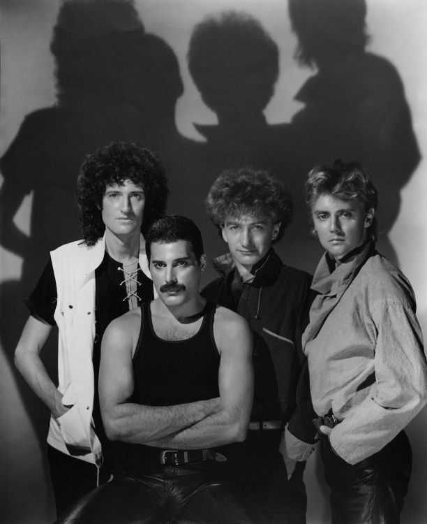 Freddie Mercury, John Deacon, Brian May, Roger Meddows Taylor, la Voz Principal. Wallpaper in 3407x4170 Resolution