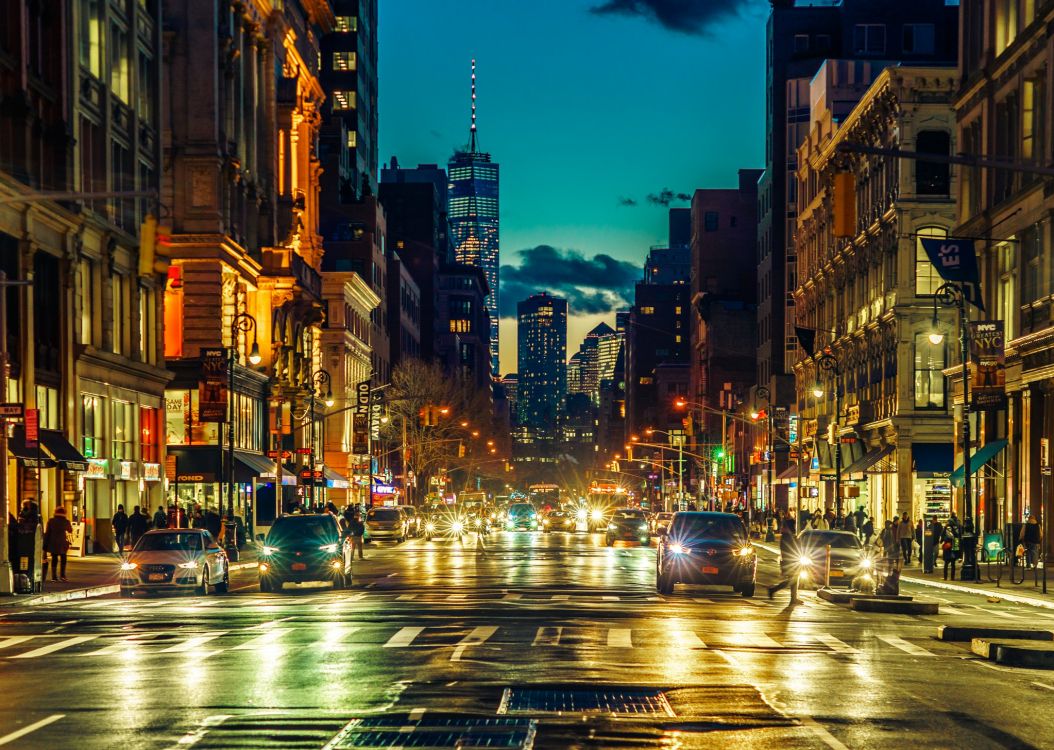 Voitures Sur Route Entre Les Immeubles de Grande Hauteur Pendant la Nuit. Wallpaper in 2048x1456 Resolution