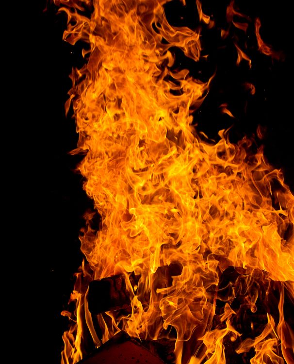 Fuego Amarillo en Fondo Negro. Wallpaper in 2761x3412 Resolution