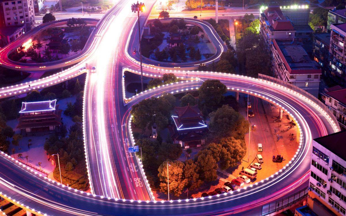 Vista Aérea de la Carretera de la Ciudad Durante la Noche.. Wallpaper in 2560x1600 Resolution