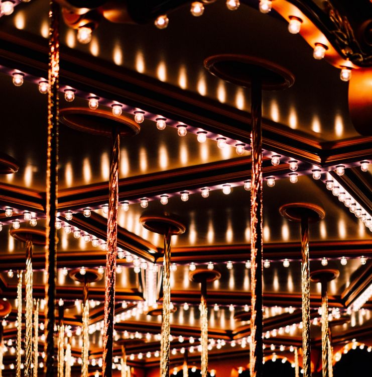 Braune Holzregale Mit Beleuchtung. Wallpaper in 4000x4048 Resolution