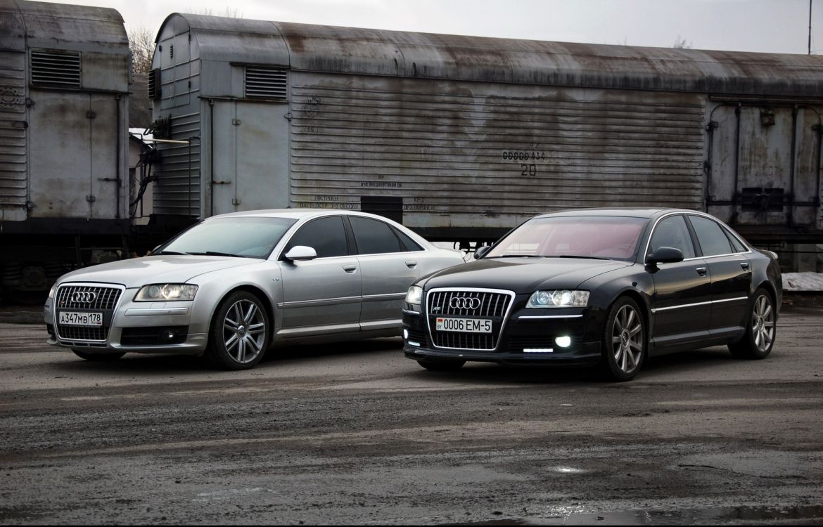 Silberne Audi Limousine Parkte Neben Braunem Ziegelbau. Wallpaper in 1920x1230 Resolution