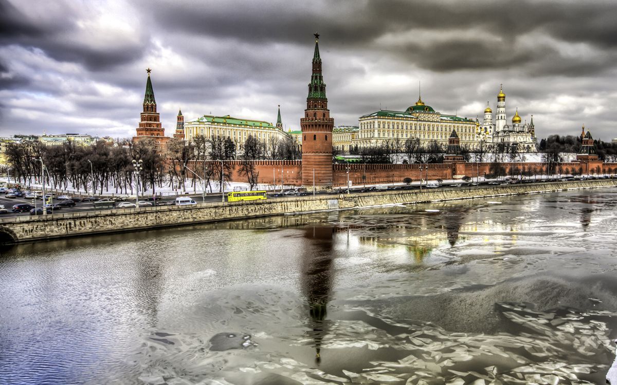 Braunes Und Grünes Betongebäude. Wallpaper in 2560x1600 Resolution