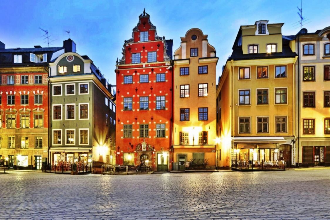 Edificio de Hormigón Amarillo y Verde Cerca Del Cuerpo de Agua Durante la Noche. Wallpaper in 3544x2363 Resolution