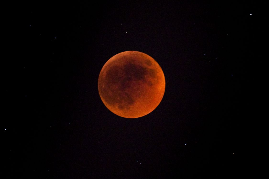 Lune Orange Dans le Ciel. Wallpaper in 5616x3744 Resolution