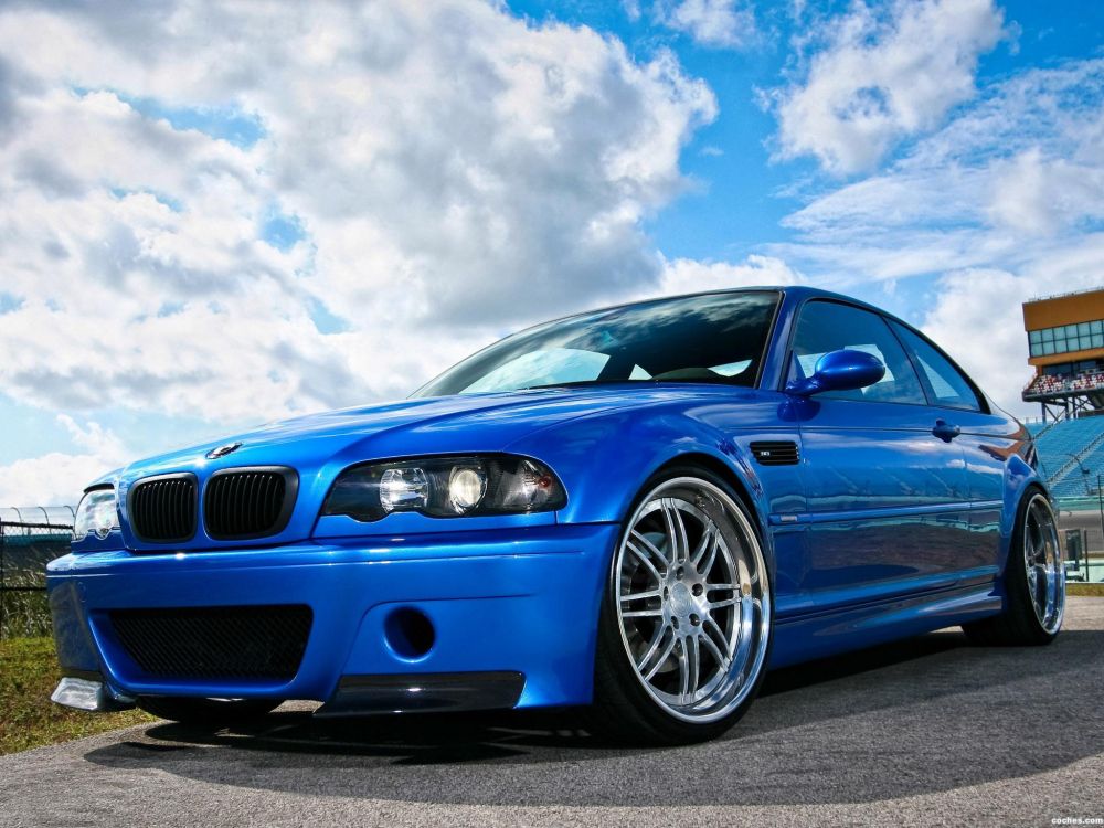 Blaues Bmw m 3 Coupe Auf Grauer Asphaltstraße Unter Weißen Wolken Und Blauem Himmel Während. Wallpaper in 2048x1536 Resolution