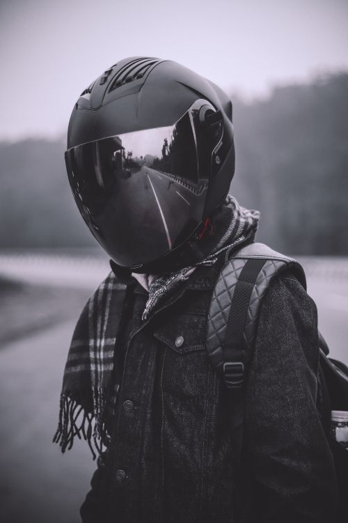 Person in Schwarz-weißer Jacke Mit Schwarzem Helm. Wallpaper in 4000x6000 Resolution