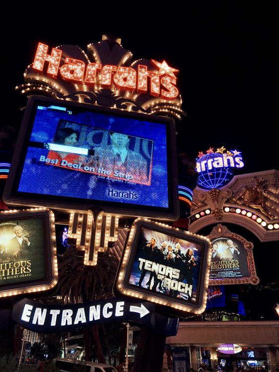 Las Vegas, Unis, Strip de Las Vegas, Signe au Néon, Nuit. Wallpaper in 3025x4032 Resolution