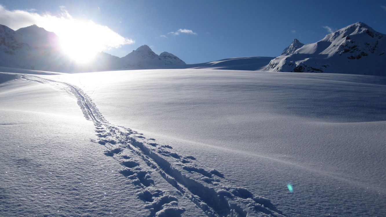 Montaña Cubierta de Nieve Durante el Día. Wallpaper in 3840x2160 Resolution