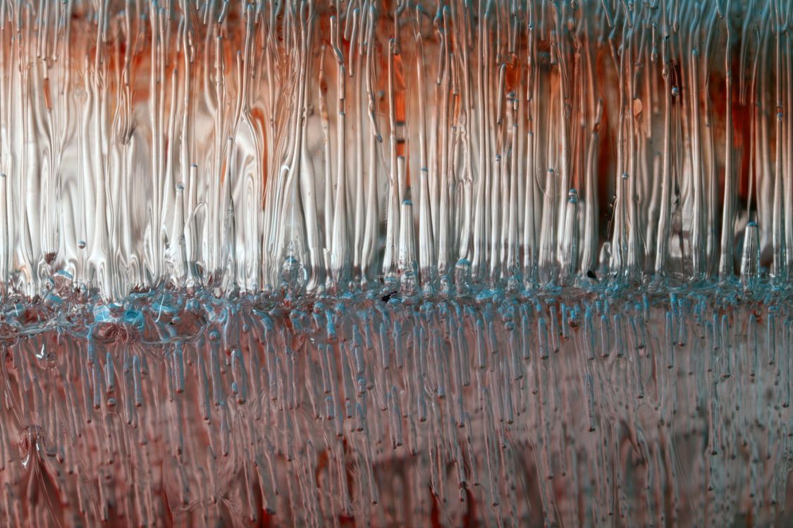 Gouttelettes D'eau Sur Une Surface en Bois Marron. Wallpaper in 2048x1365 Resolution