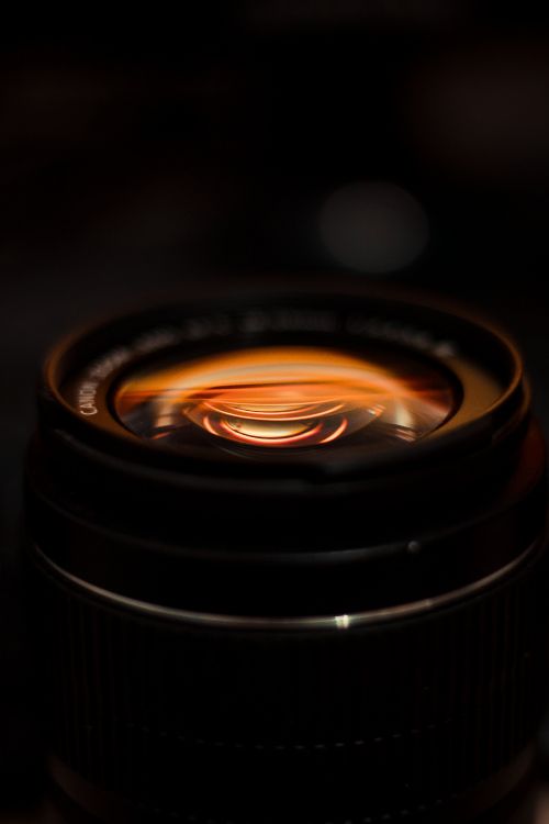 Schwarzes Kameraobjektiv Mit Orangefarbenem Licht. Wallpaper in 3456x5184 Resolution