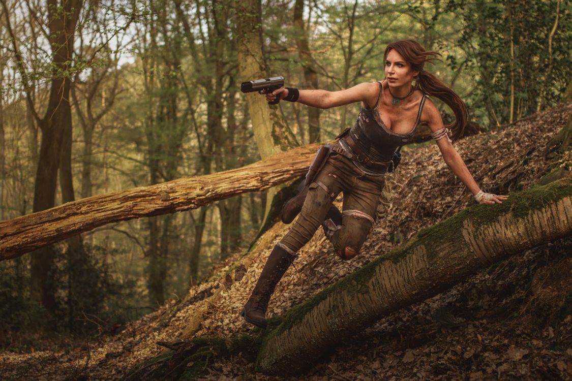 Lara Croft, Cosplay, Menschen in Der Natur, Baum, Natürlichen Umgebung. Wallpaper in 4728x3152 Resolution