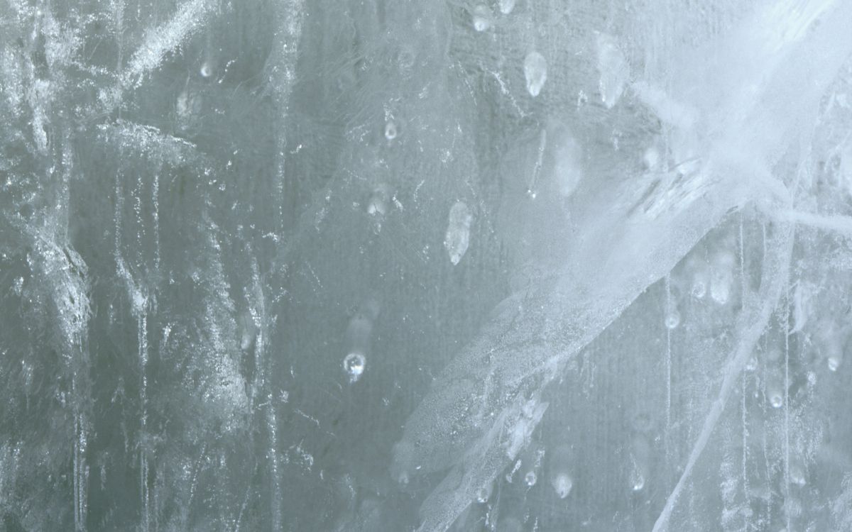 Gouttelettes D'eau Sur Une Surface en Bois Grise. Wallpaper in 2560x1600 Resolution