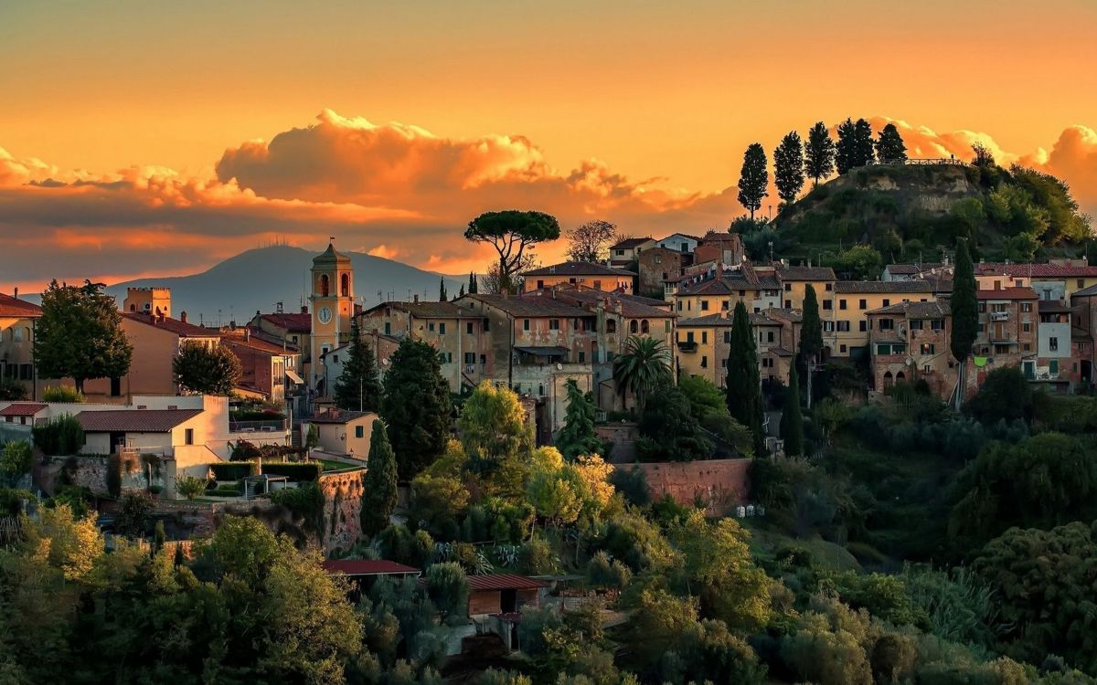 Weißes Und Braunes Betongebäude in Der Nähe Von Grünen Bäumen Bei Sonnenuntergang. Wallpaper in 2560x1600 Resolution