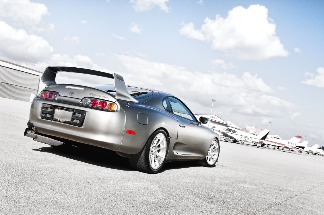 Silbernes Bmw Coupe Auf Grauer Asphaltstraße Tagsüber. Wallpaper in 4288x2848 Resolution