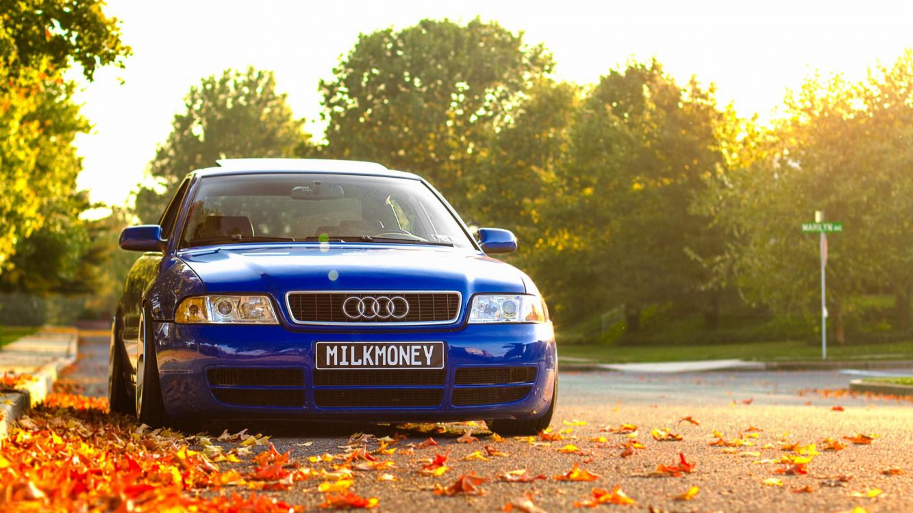 Blauer Audi a 4 Tagsüber Unterwegs. Wallpaper in 3840x2160 Resolution