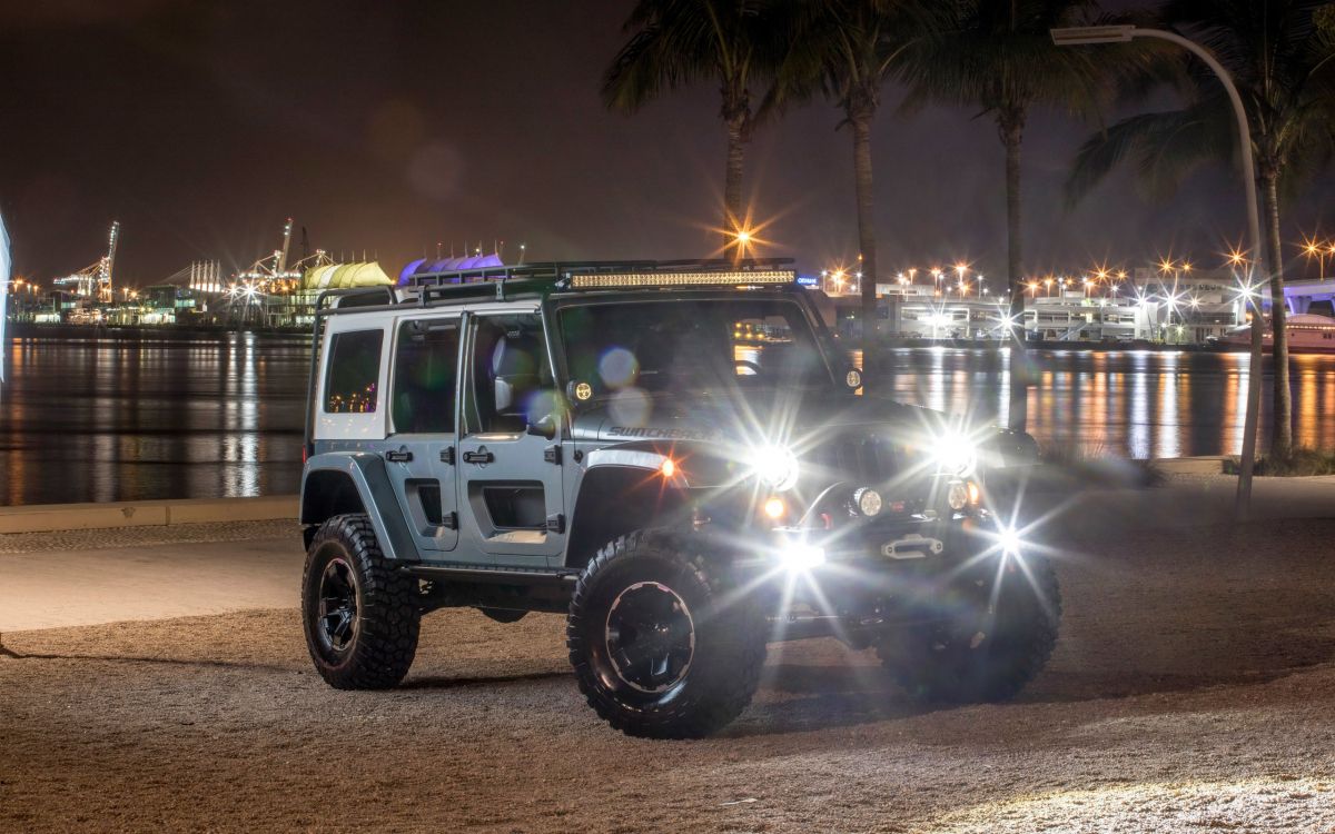 Jeep Wrangler en Blanco y Negro en la Carretera Durante la Noche. Wallpaper in 2560x1600 Resolution