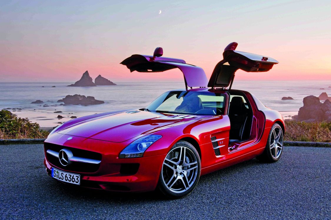 Ferrari Rouge 458 Italia Sur Sable Gris Pendant la Journée. Wallpaper in 6048x4032 Resolution