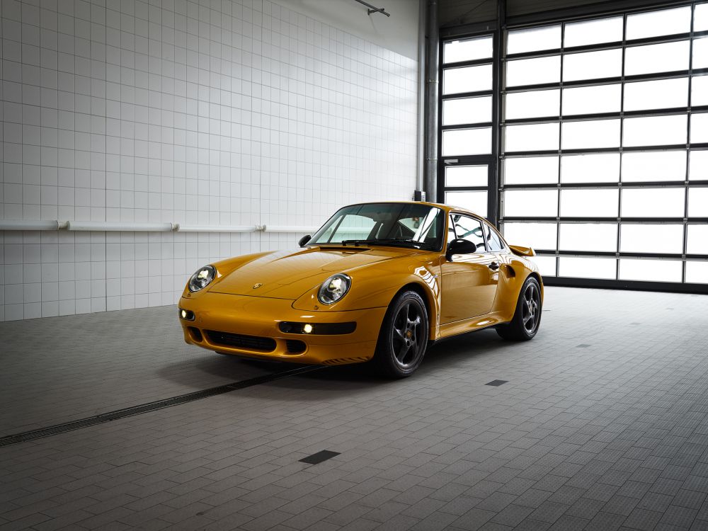 Porsche 911 Amarillo Estacionado Frente a Una Pared Blanca. Wallpaper in 3000x2248 Resolution