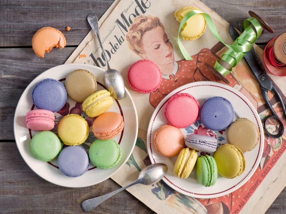 Oeuf de Couleur Assortie Sur Bol en Céramique Blanche. Wallpaper in 2048x1536 Resolution