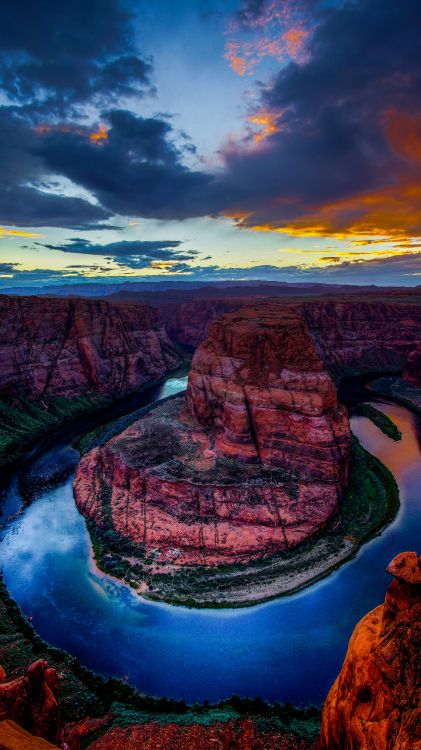 Montagne Rocheuse Brune Sous Ciel Nuageux Pendant la Journée. Wallpaper in 3375x5999 Resolution