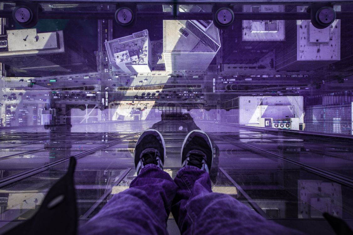 Personne en Pantalon Rouge et Chaussures Noires Assise au Bord D'un Immeuble. Wallpaper in 5388x3592 Resolution