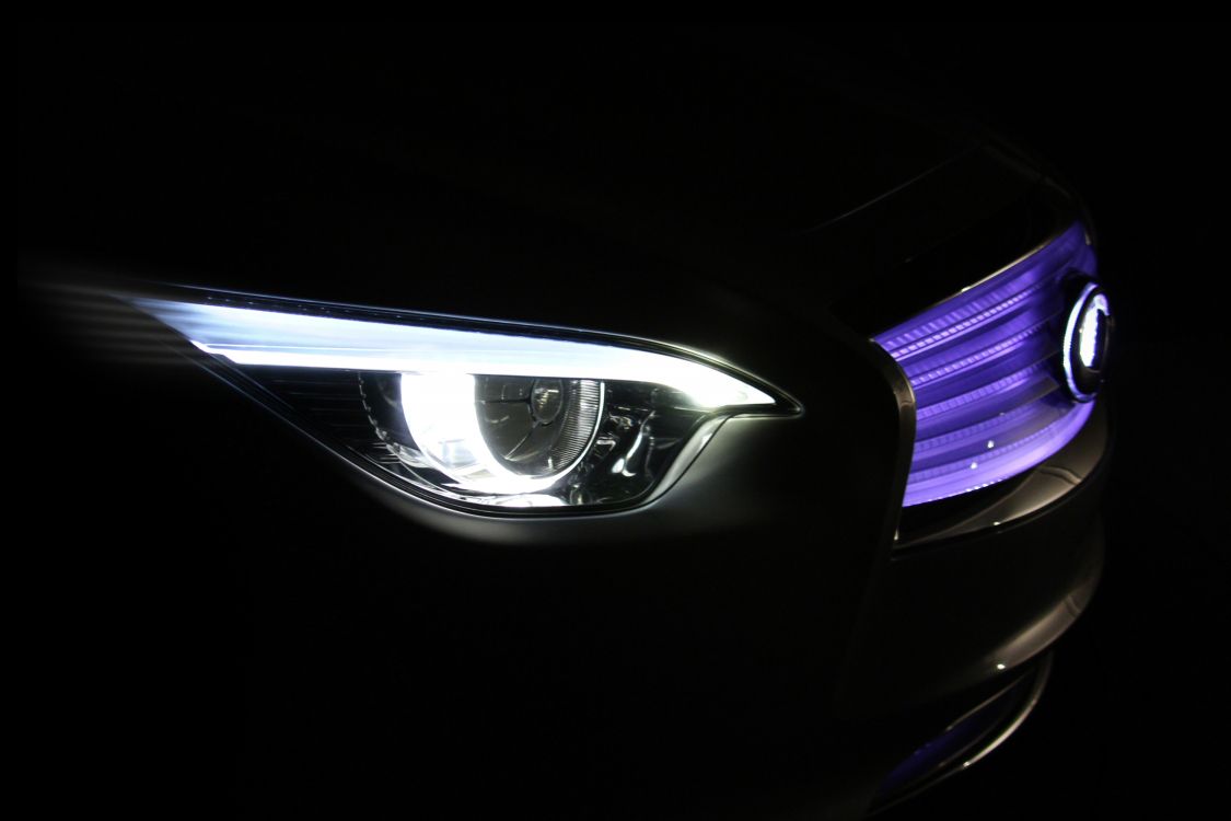 Feu Arrière de Voiture Violet et Noir. Wallpaper in 3000x2000 Resolution